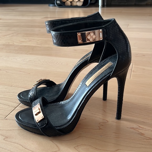 Beautiful BCBG Strappy Heals Siletto - Picture 5 of 5